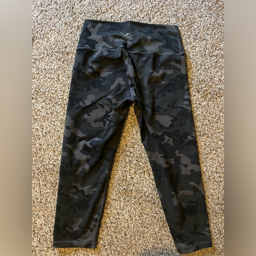 Zyia Active Camo Capri Leggings size 6-8